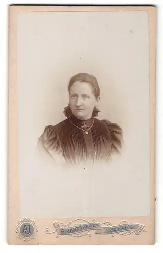Fotografie A. Jandorf & Co., Berlin, Portrait Frau mit zusammengebundenem Haar