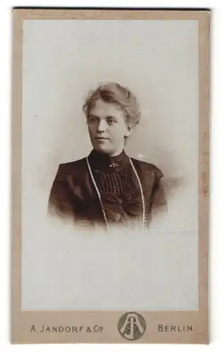 Fotografie A. Jandorf & Co., Berlin, Portrait junge Frau mit zusammengebundenem Haar