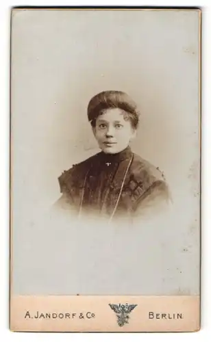 Fotografie A. Jandorf & Co., Berlin, Portrait junge Frau mit Hochsteckfrisur