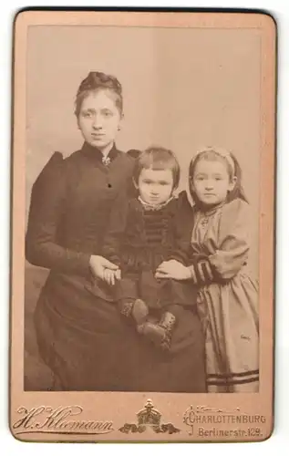 Fotografie H. Kleemann, Berlin-Charlottenburg, Portrait junge Frau mit Kindern