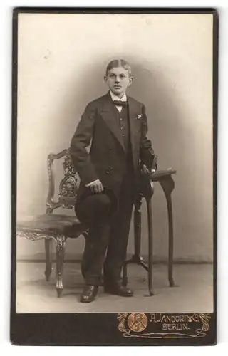 Fotografie A. Jandorf & Co., Berlin, Portrait Knabe in feierlicher Garderobe