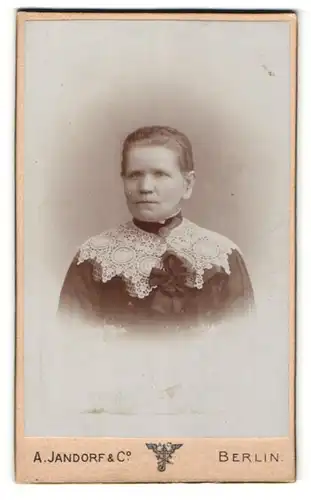 Fotografie A. Jandorf & Co., Berlin, Portrait Frau mit zusammengebundenem Haar