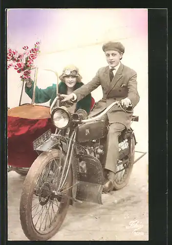 AK Junges Paar im Motorrad mit Beiwagen