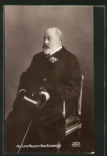 AK König Edward VII. im schwarzen Anzug, sitzt auf einem Stuhl