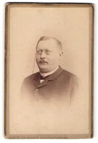 Fotografie Alb. Grundner, Berlin-W, Portrait bürgerlicher Herr mit Zwicker