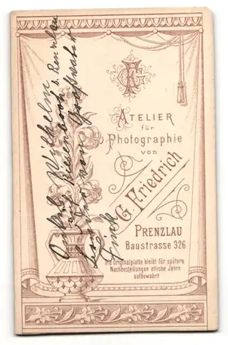 Fotografie G. Friedrich, Prenzlau, Portrait Herr in Anzug mit Mantel