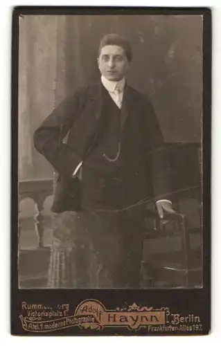 Fotografie Adolf Haynn, Berlin, Portrait junger Herr in Anzug