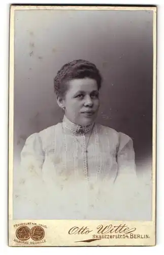 Fotografie Otto Witte, Berlin, Portrait charmant blickende junge Dame mit zurückgebundenem Haar in bestickter Bluse