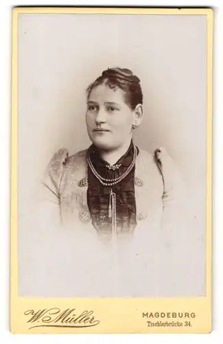 Fotografie W. Müller, Magdeburg, Portrait brünette junge Schönheit mit hochgestecktem Haar, Halskette und Brosche