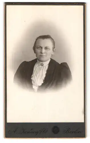 Fotografie A. Jandorf & Co, Berlin, Portrait charmante ältere Dame mit Brosche am Kragen