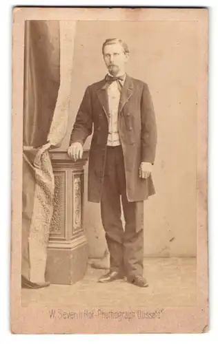Fotografie W. Severin, Düsseldorf, Portrait charmanter junger Mann mit Schleife im eleganten Anzug