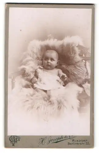 Fotografie H. Joseph & Co, Berlin, niedliches Baby im weissen Hemdchen mit Schleife