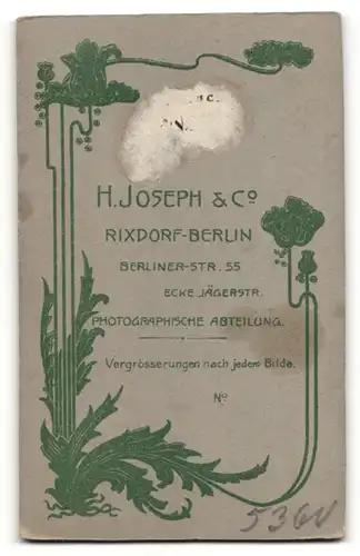 Fotografie H. Joseph & Co, Berlin, niedliches Baby im weissen Hemdchen mit Schleife