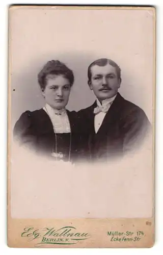 Fotografie Edg. Wallnau, Berlin, Portrait hübsches junges Paar in eleganter Kleidung