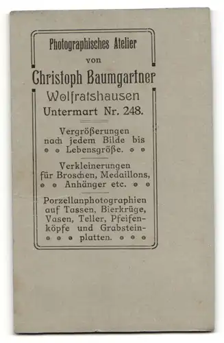 Fotografie Chr. Baumgartner, Wolfratshausen, Bursche trägt bayerische Tracht