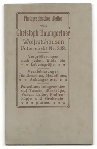 Fotografie Chr. Baumgartner, Wolfratshausen, Bayerin mit Wanderstabt in Tracht