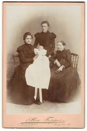 Fotografie Alex. Tepper, Rixdorf, drei Frauen in schwarzen Kleidern mit Baby in der Mitte