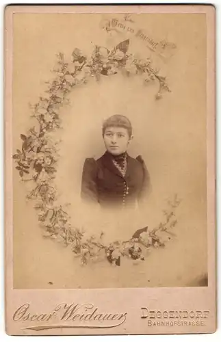 Fotografie Oscar Weidauer, Deggendorf, junge Frau in schwarzem Kleid