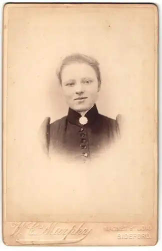 Fotografie W. C. Murphy, Bideford, Portrait junge Frau mit zusammengebundenem Haar