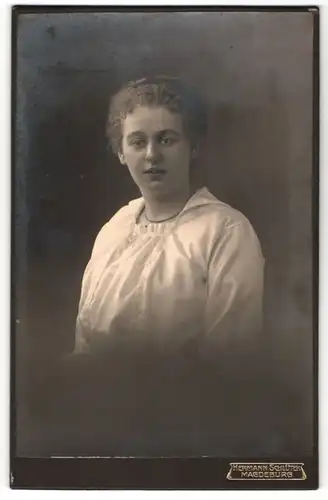 Fotografie Hermann Schlüter, Magdeburg, Portrait junge Frau mit zusammengebundenem Haar