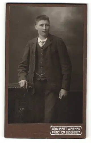 Fotografie Adalbert Werner, München, Portrait junger Mann im Anzug mit Krawatte