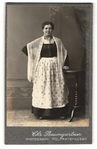 Fotografie Chr. Baumgartner, Wolfratshausen, Portrait Frau im Dirndl mit Schultertuch