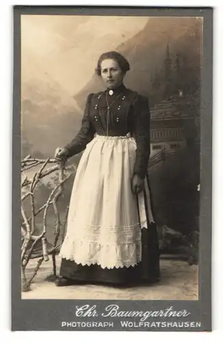 Fotografie Chr. Baumgartner, Wolfratshausen, Ganzkörperportrait Dame im Kleid mit Schürze