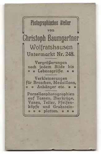 Fotografie Chr. Baumgartner, Wolfratshausen, Ganzkörperportrait Dame im Kleid mit Schürze