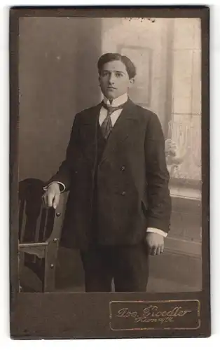 Fotografie Jos. Roedler, Kirn a. N., Portrait junger Herr im Anzug mit Krawatte
