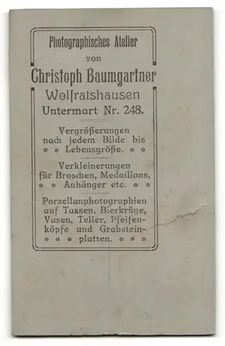 Fotografie Chr. Baumgartner, Wolfratshausen, Portrait junger Mann im Anzug mit Hut