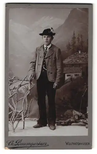 Fotografie Ch. Baumgartner, Wolfratshausen, Portrait Knabe im Anzug mit Federhut