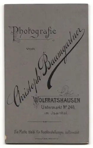 Fotografie Ch. Baumgartner, Wolfratshausen, Portrait Knabe im Anzug mit Federhut