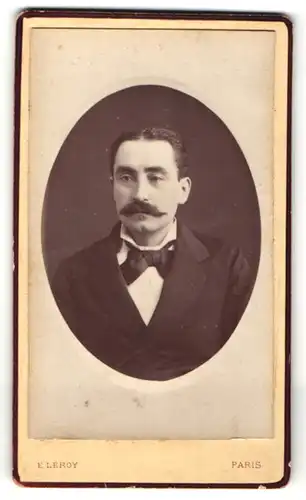 Fotografie E. Leroy, Paris, Portrait eines Mannes im schwarzen Anzug