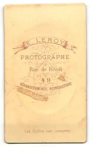 Fotografie E. Leroy, Paris, Portrait eines Mannes im schwarzen Anzug