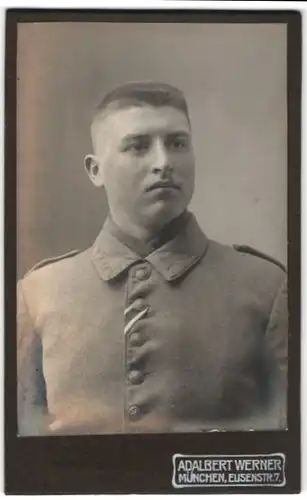 Fotografie Adalbert Werner, München, Portrait eines Soldaten mit Band des Eisernen Kreuzes II. im Knopfloch