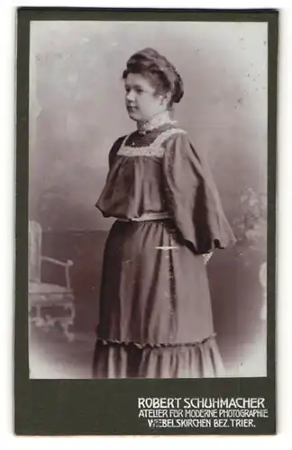 Fotografie Robert Schuhmacher, Wiebelskirchen, Frau in einem Kleid mit Spitzenbesatz