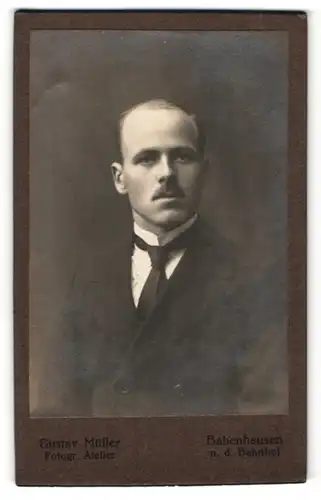 Fotografie Gustav Müller, Babenhausen, Portrait Mann in schwarzem Anzug
