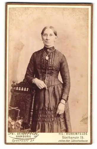 Fotografie H. Wittrock, Hohenfelde, Portrait Frau in zeitgenöss. Garderobe