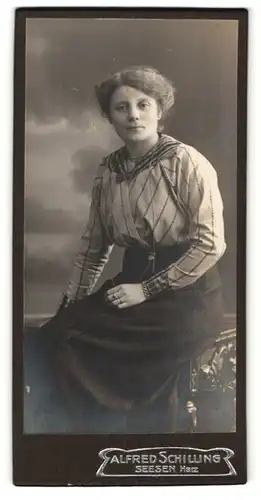 Fotografie Alöfred Schilling, Seesen Harz, Portrait junge Frau mit Hochsteckfrisur