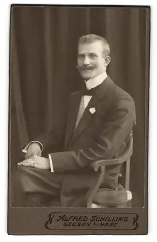 Fotografie Alfred Schilling, Seesen a/Harz, Portrait junger Herr in Anzug