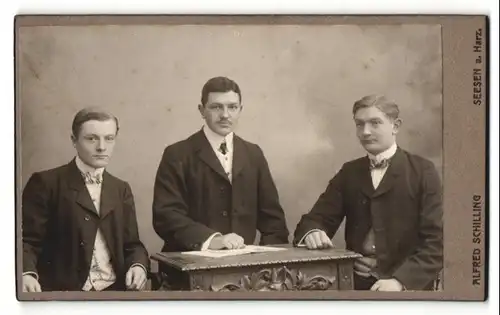 Fotografie Alfred Schilling, Seesen a/Harz, Portrait drei junge Männer in Anzügen