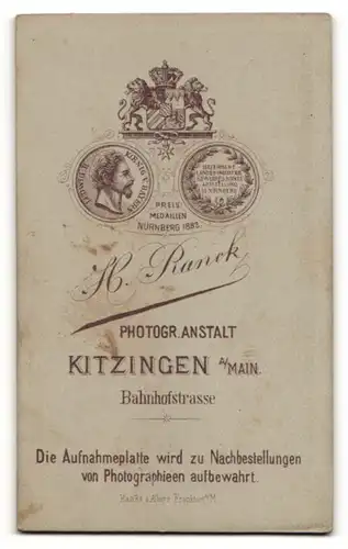 Fotografie H. Ranck, Kitzingen, Portrait junge Frau in zeitgenöss. Mode