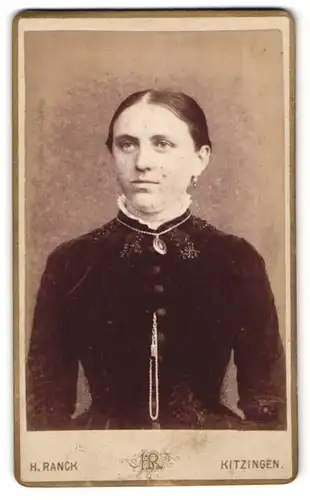 Fotografie H. Ranck, Kitzingen, Portrait junge Frau mit zusammengebundenem Haar