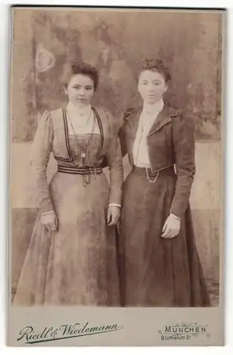 Fotografie Riedl & Wiedemann, München, Portrait zwei Mädchen in modischer Kleidung