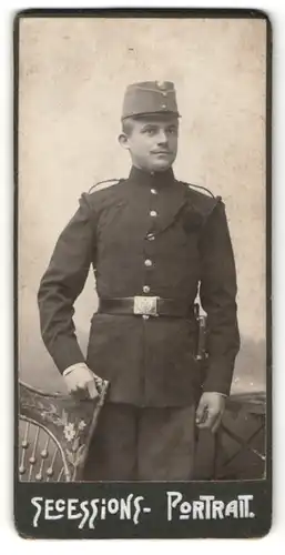 Fotografie österreichischer Soldat in Uniform mit Mütze & Bajonett