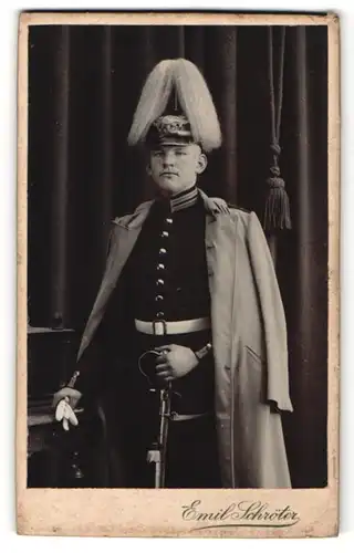 Fotografie Emil Schröter, Jüterbog, Garde-Soldat in Uniform mit Pickelhaube und Paradebusch