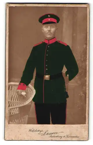 Fotografie Atelier Lassen, Ratzeburg, Deutscher Soldat in Uniform mit Schulterstück Rgt. 9, coloriert