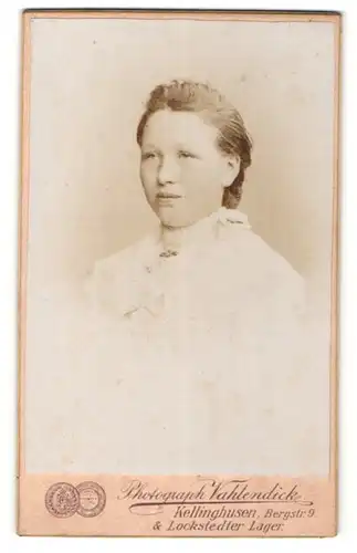 Fotografie Vahlendick, Kellinghusen & Lockstedter Lager, Portrait Fräulein mit zusammengebundenem Haar