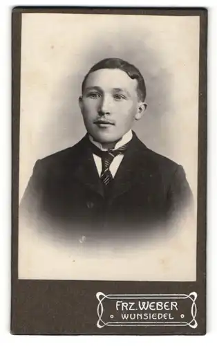 Fotografie Frz. Weber, Wunsiedel, Portrait junger Mann in Anzug