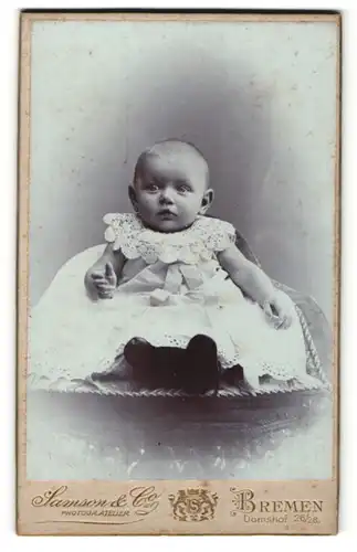 Fotografie Samson & Co., Bremen, Portrait Säugling in Kleidchen